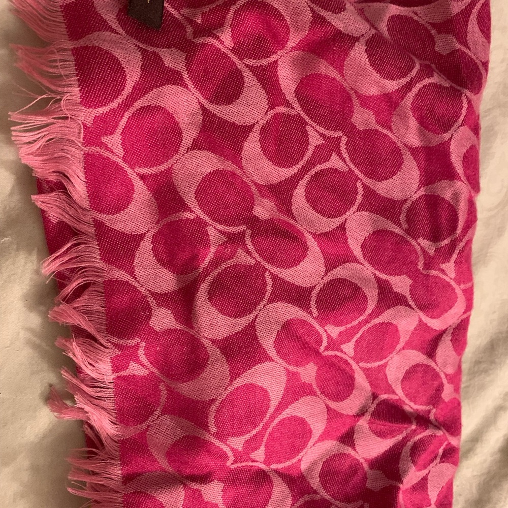 Beautiful brand new authentic Coach  large scarf with Coach logo. Must have! - Picture 4 of 4